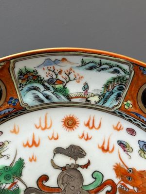 Three Chinese Canton famille rose armorial plates and a pair of egg cups for the Portugese market, Guangxu — 照片 4
