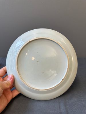 Three Chinese Canton famille rose armorial plates and a pair of egg cups for the Portugese market, Guangxu — 照片 8