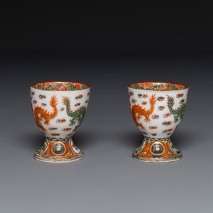 Three Chinese Canton famille rose armorial plates and a pair of egg cups for the Portugese market, Guangxu — 照片 3