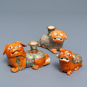 Three Chinese Canton famille rose models of dogs, two with candle holders, 19th C. — 照片 1
