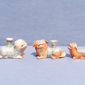 Three Chinese Canton famille rose models of dogs, two with candle holders, 19th C. — 照片 15