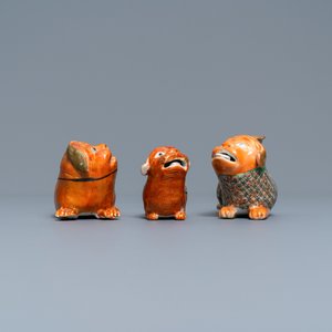 Three Chinese Canton famille rose models of dogs, two with candle holders, 19th C. — 照片 3