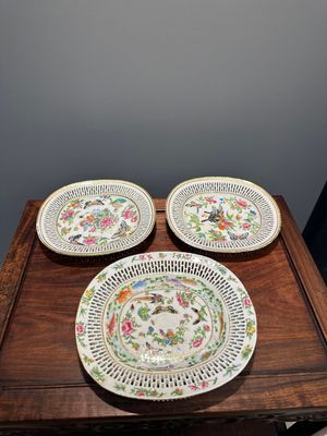 Three Chinese Canton famille rose reticulated oval dishes with flowers, butterflies and marine animals, 19th C. — photo 1