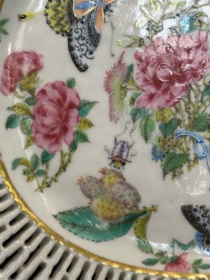 Three Chinese Canton famille rose reticulated oval dishes with flowers, butterflies and marine animals, 19th C. — photo 16