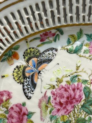 Three Chinese Canton famille rose reticulated oval dishes with flowers, butterflies and marine animals, 19th C. — photo 17