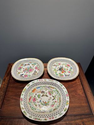 Three Chinese Canton famille rose reticulated oval dishes with flowers, butterflies and marine animals, 19th C. — photo 2