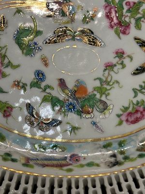 Three Chinese Canton famille rose reticulated oval dishes with flowers, butterflies and marine animals, 19th C. — photo 6