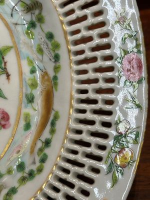 Three Chinese Canton famille rose reticulated oval dishes with flowers, butterflies and marine animals, 19th C. — photo 9