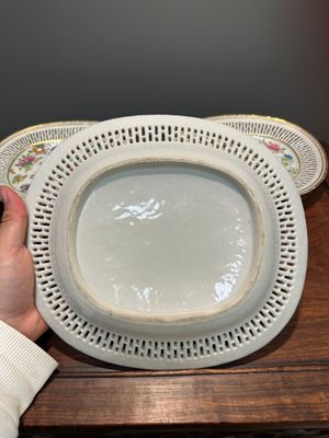 Three Chinese Canton famille rose reticulated oval dishes with flowers, butterflies and marine animals, 19th C. — photo 10