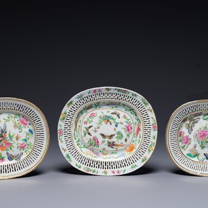Three Chinese Canton famille rose reticulated oval dishes with flowers, butterflies and marine animals, 19th C. — photo 1