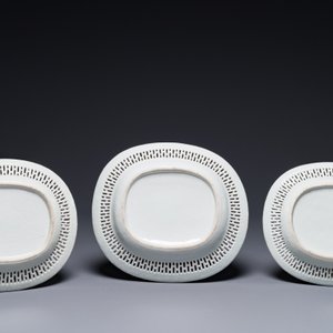 Three Chinese Canton famille rose reticulated oval dishes with flowers, butterflies and marine animals, 19th C. — photo 2