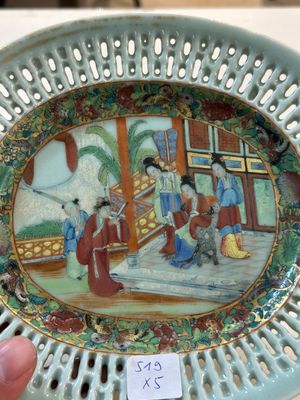 Three Chinese Canton famille rose vases, a large bowl and a plate, 19/20th C. — 照片 12