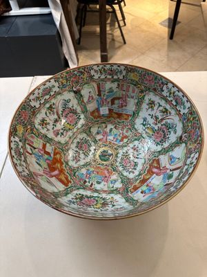 Three Chinese Canton famille rose vases, a large bowl and a plate, 19/20th C. — 照片 15