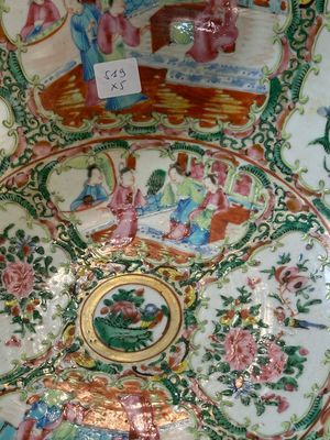 Three Chinese Canton famille rose vases, a large bowl and a plate, 19/20th C. — 照片 16
