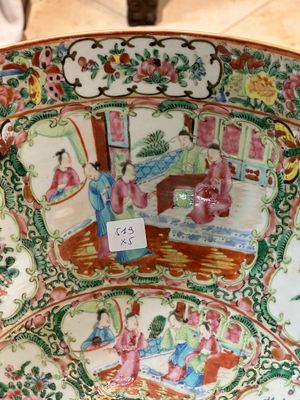 Three Chinese Canton famille rose vases, a large bowl and a plate, 19/20th C. — 照片 17