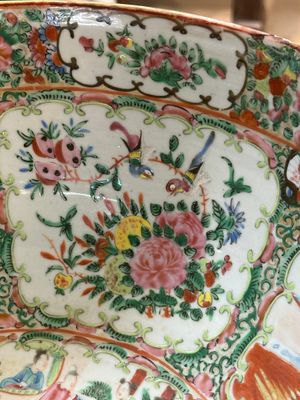 Three Chinese Canton famille rose vases, a large bowl and a plate, 19/20th C. — 照片 19