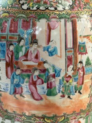Three Chinese Canton famille rose vases, a large bowl and a plate, 19/20th C. — 照片 24