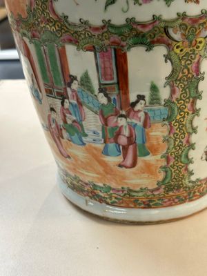 Three Chinese Canton famille rose vases, a large bowl and a plate, 19/20th C. — 照片 26