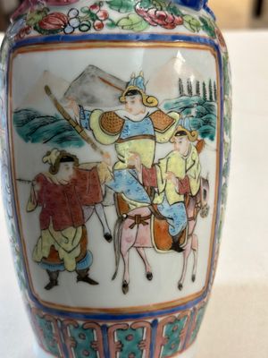 Three Chinese Canton famille rose vases, a large bowl and a plate, 19/20th C. — 照片 5