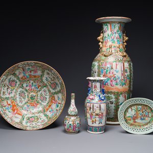 Three Chinese Canton famille rose vases, a large bowl and a plate, 19/20th C. — 照片 1