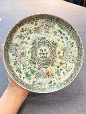 Three Chinese Canton famille verte plates and two famille rose wall pocket vases, 19th C. — 照片 13