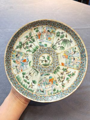 Three Chinese Canton famille verte plates and two famille rose wall pocket vases, 19th C. — 照片 15
