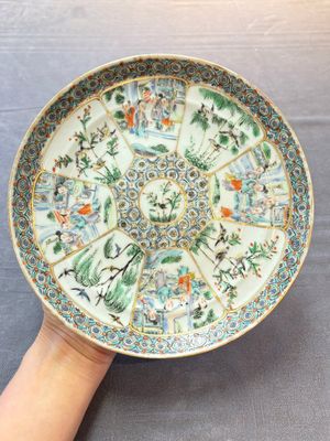 Three Chinese Canton famille verte plates and two famille rose wall pocket vases, 19th C. — 照片 17