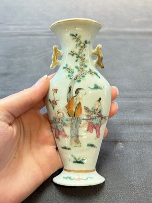 Three Chinese Canton famille verte plates and two famille rose wall pocket vases, 19th C. — 照片 7