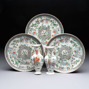Three Chinese Canton famille verte plates and two famille rose wall pocket vases, 19th C. — 照片 1