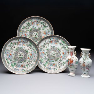 Three Chinese Canton famille verte plates and two famille rose wall pocket vases, 19th C. — 照片 2