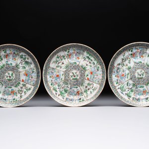 Three Chinese Canton famille verte plates and two famille rose wall pocket vases, 19th C. — 照片 3