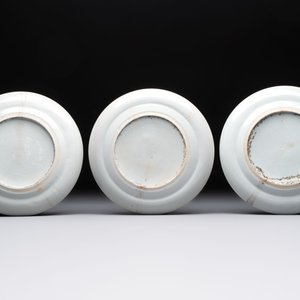 Three Chinese Canton famille verte plates and two famille rose wall pocket vases, 19th C. — 照片 4