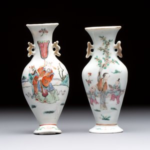 Three Chinese Canton famille verte plates and two famille rose wall pocket vases, 19th C. — 照片 5