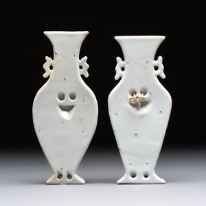 Three Chinese Canton famille verte plates and two famille rose wall pocket vases, 19th C. — 照片 6