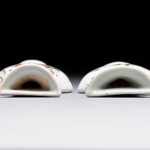Three Chinese Canton famille verte plates and two famille rose wall pocket vases, 19th C. — 照片 7