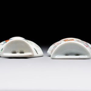 Three Chinese Canton famille verte plates and two famille rose wall pocket vases, 19th C. — 照片 8