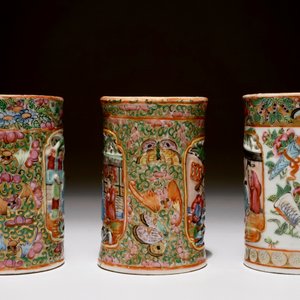 Three Chinese Canton rose medallion relief-decorated and pierced brushpots, 19th C. — 照片 2
