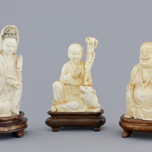 Three Chinese carved ivory figures on wooden stands, ca. 1900 — foto 1
