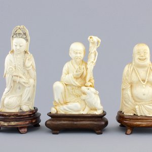 Three Chinese carved ivory figures on wooden stands, ca. 1900 — foto 2