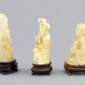 Three Chinese carved ivory figures on wooden stands, ca. 1900 — foto 3