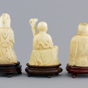 Three Chinese carved ivory figures on wooden stands, ca. 1900 — foto 4