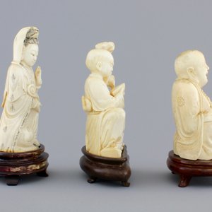 Three Chinese carved ivory figures on wooden stands, ca. 1900 — foto 5