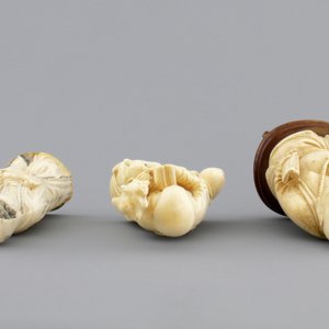 Three Chinese carved ivory figures on wooden stands, ca. 1900 — foto 7