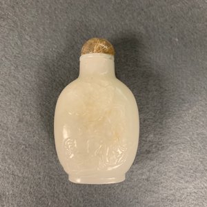 Three Chinese carved pale white jade snuff bottles, 19/20th C. — 照片 15