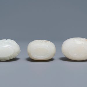 Three Chinese carved pale white jade snuff bottles, 19/20th C. — 照片 4