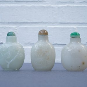 Three Chinese carved pale white jade snuff bottles, 19/20th C. — 照片 5