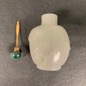Three Chinese carved pale white jade snuff bottles, 19/20th C. — 照片 9