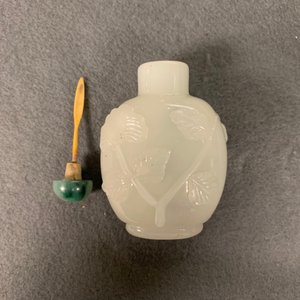 Three Chinese carved pale white jade snuff bottles, 19/20th C. — 照片 10