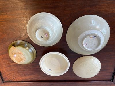 Three Chinese celadon- and qingbai-glazed bowls and a cream-glazed box and cover, Song and later — 照片 3