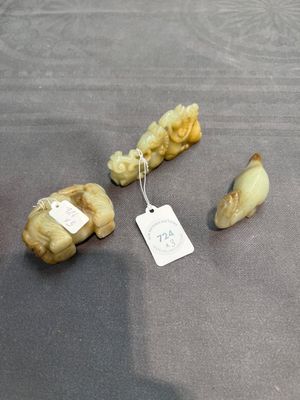 Three Chinese celadon and russet jade carvings of animals, 19th C. — photo 1